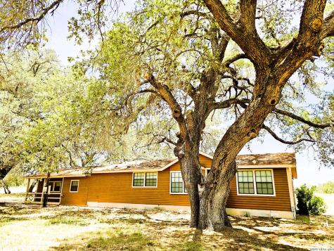 799 County Road 6612 Devine TX 78016