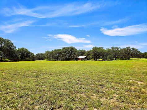 799 County Road 6612 Devine TX 78016
