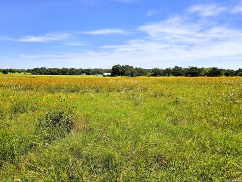 799 County Road 6612 Devine TX 78016