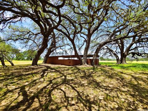 799 County Road 6612 Devine TX 78016