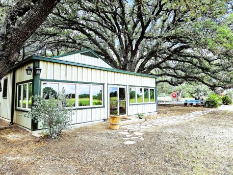 799 County Road 6612 Devine TX 78016