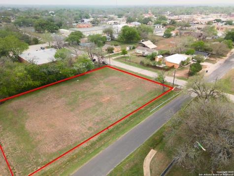 1306 B Street Floresville TX 78114