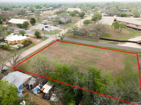 1306 B Street Floresville TX 78114