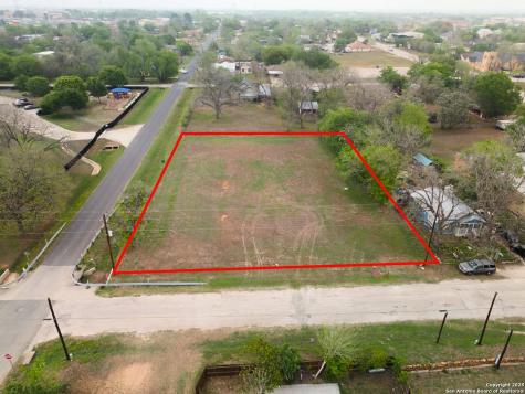 1306 B Street Floresville TX 78114