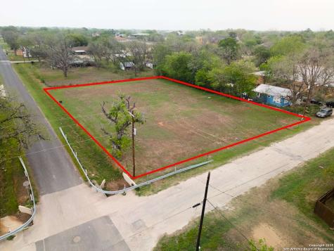 1306 B Street Floresville TX 78114