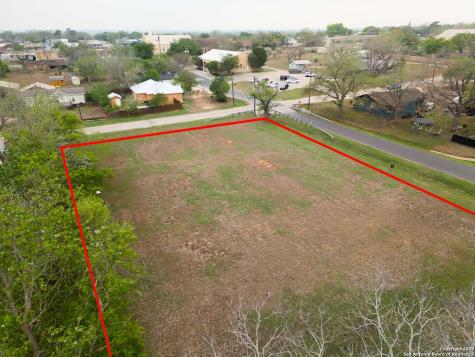 1306 B Street Floresville TX 78114