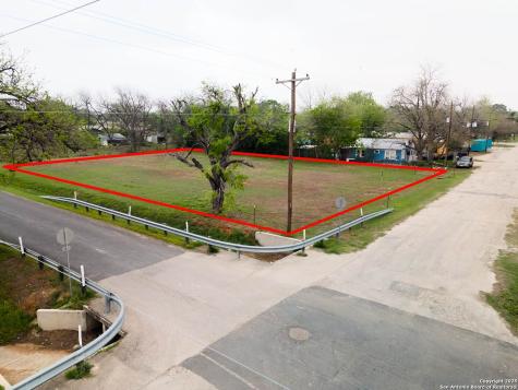 1306 B Street Floresville TX 78114