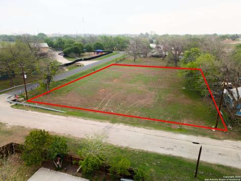 1306 B Street Floresville TX 78114