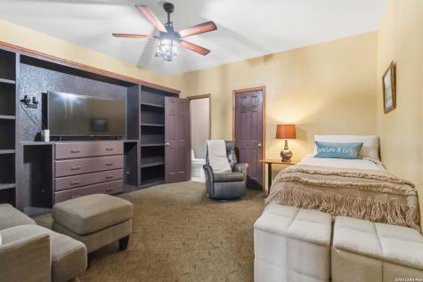233 Twin Oaks Drive La Vernia TX 78121