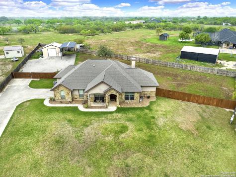 221 S Monkhouse Street Poth TX 78147