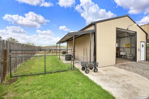 221 S Monkhouse Street Poth TX 78147