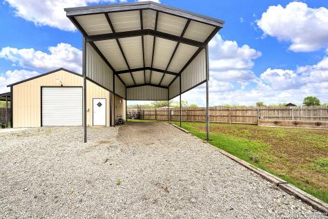 221 S Monkhouse Street Poth TX 78147