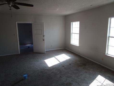 1212 W Goodwin Street Pleasanton TX 78064