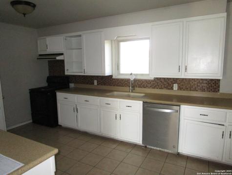 1212 W Goodwin Street Pleasanton TX 78064