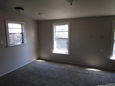 1212 W Goodwin Street Pleasanton TX 78064