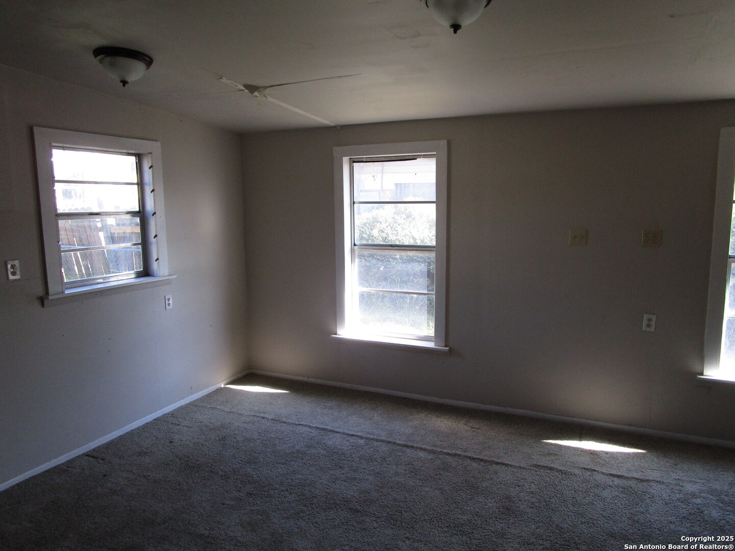 1212 W Goodwin Street Pleasanton TX 78064