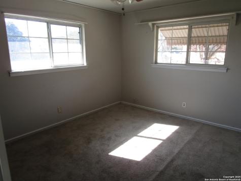 1212 W Goodwin Street Pleasanton TX 78064