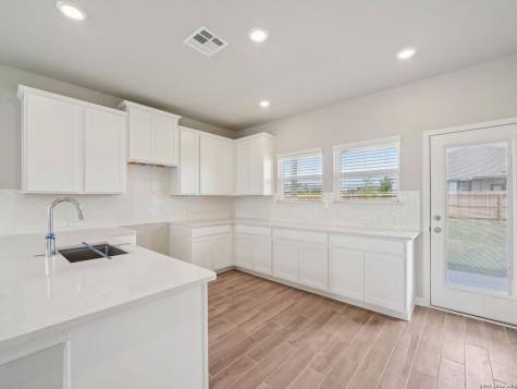 6511 Queen Carol San Antonio TX 78239