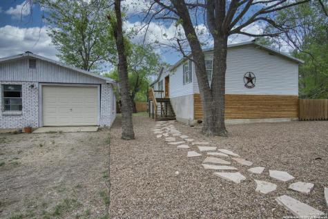 512 Dry Hollow Road La Vernia TX 78121