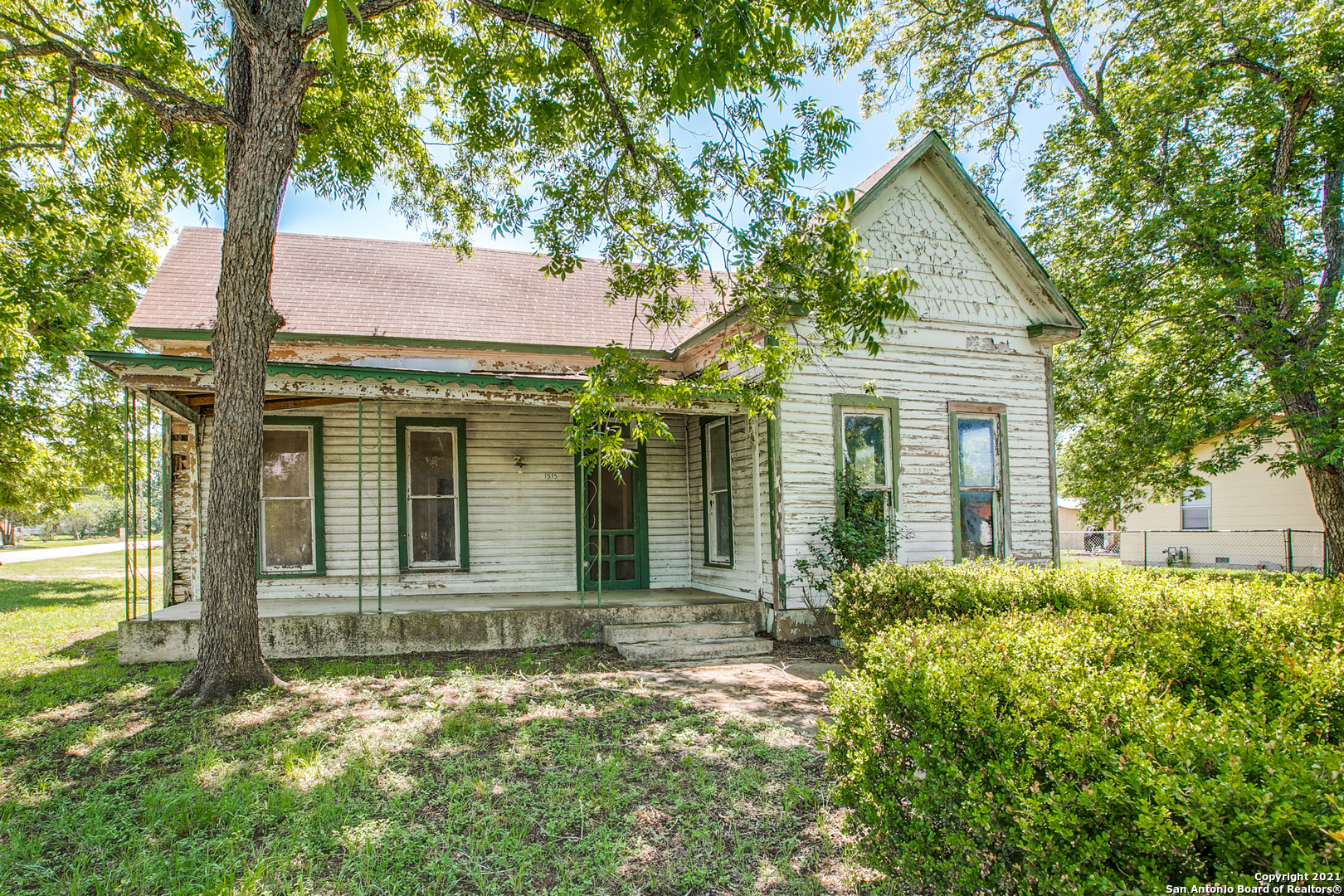 1515 S 2nd Street Floresville TX 78114