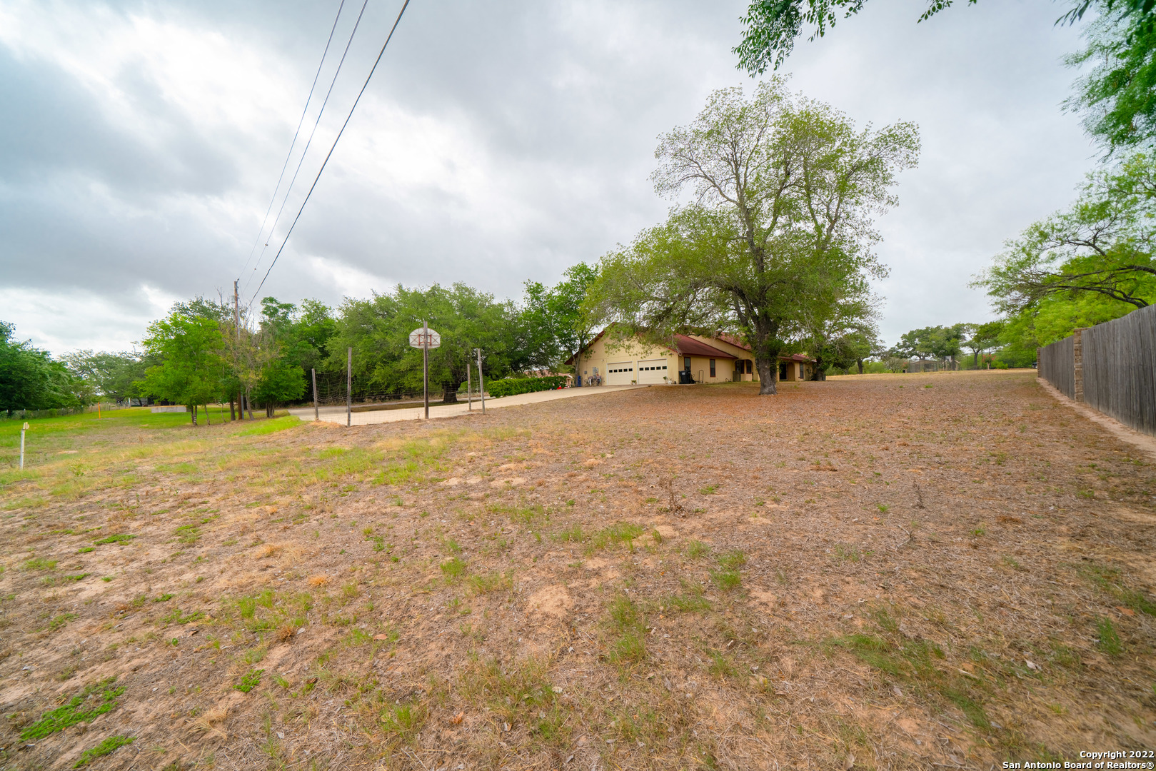 101 Encino Park Devine TX 78016