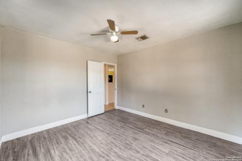 4630 Waterwood Pass Elmendorf TX 78112