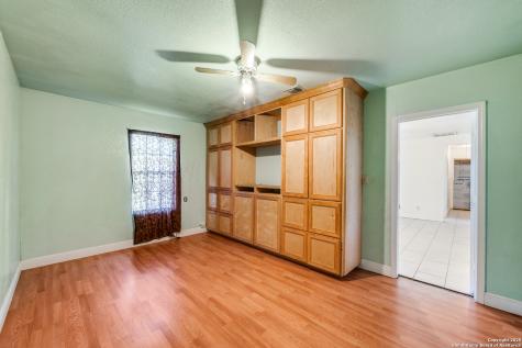 4630 Waterwood Pass Elmendorf TX 78112
