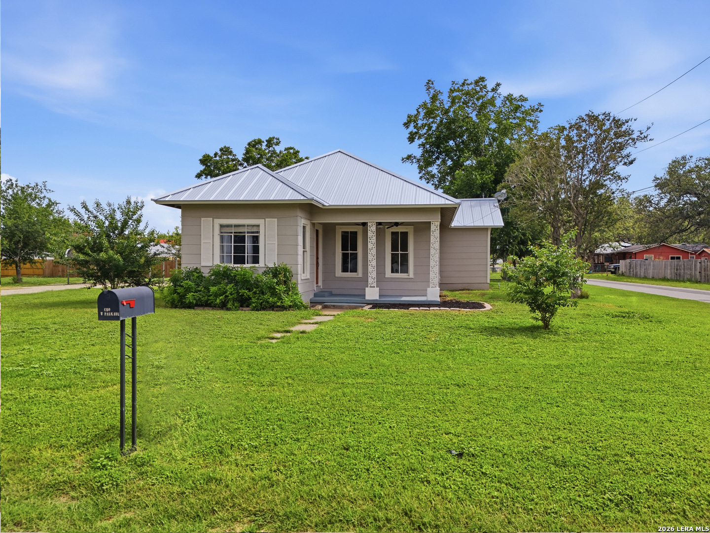 600 W Park Devine TX 78016