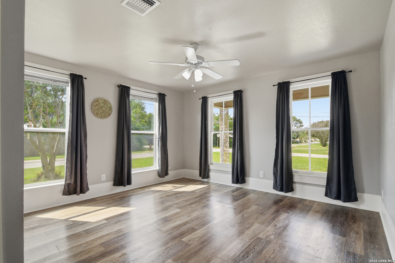 600 W Park Devine TX 78016