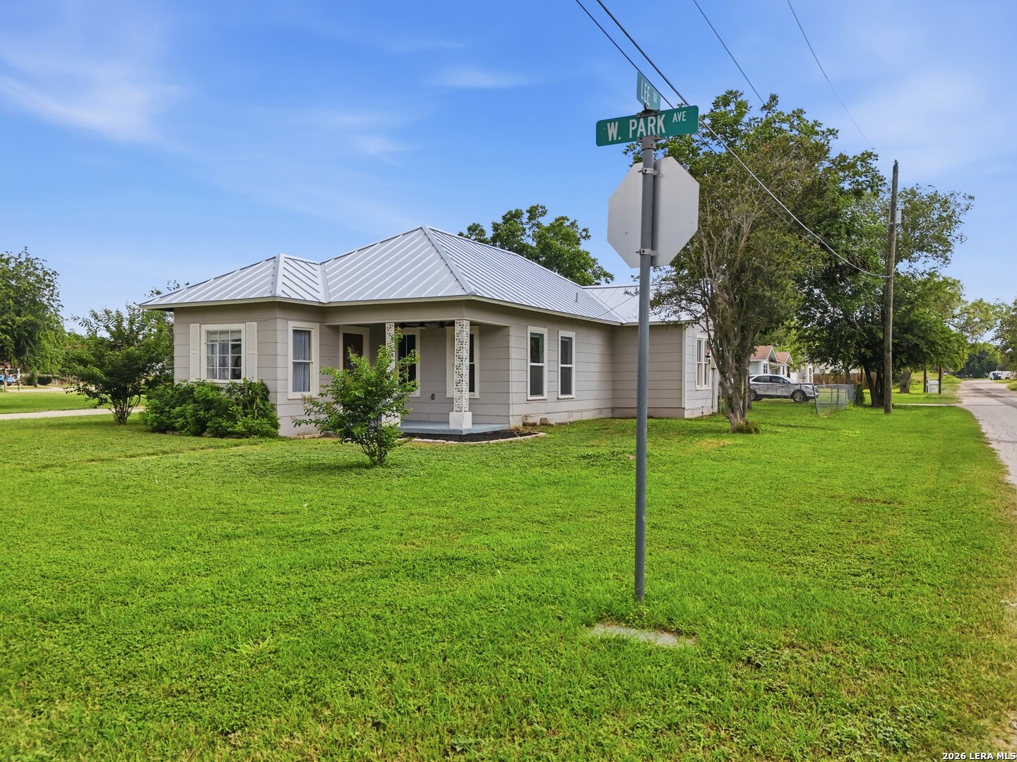 600 W Park Devine TX 78016