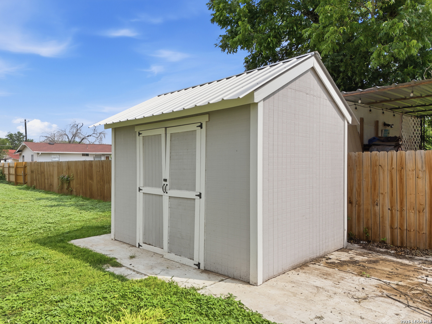 600 W Park Devine TX 78016