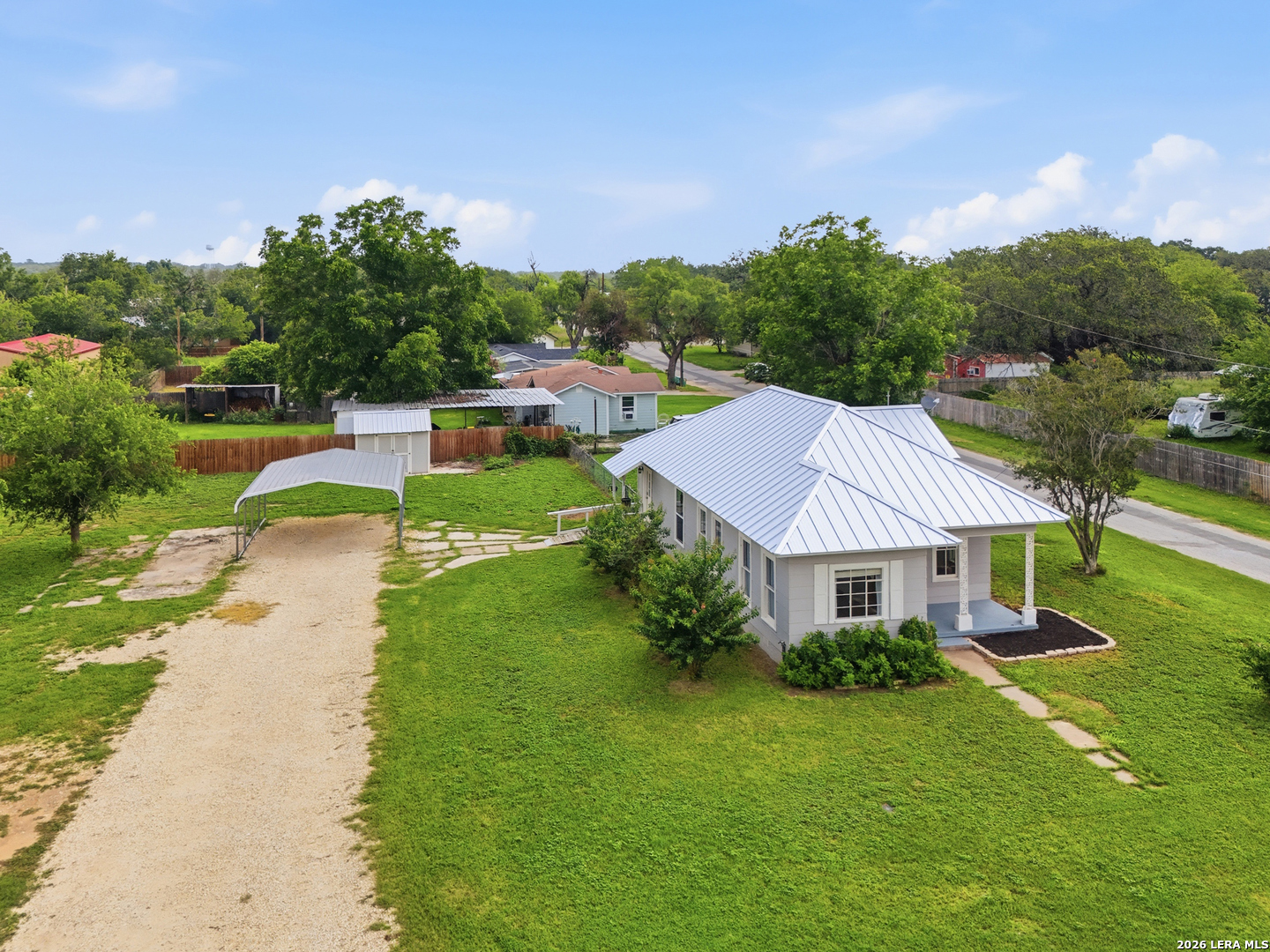 600 W Park Devine TX 78016