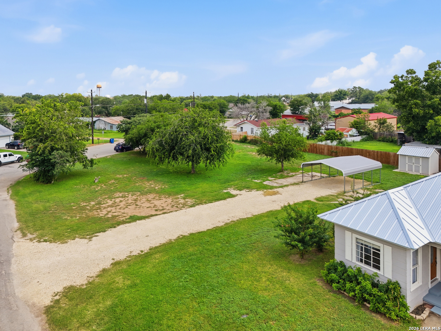 600 W Park Devine TX 78016