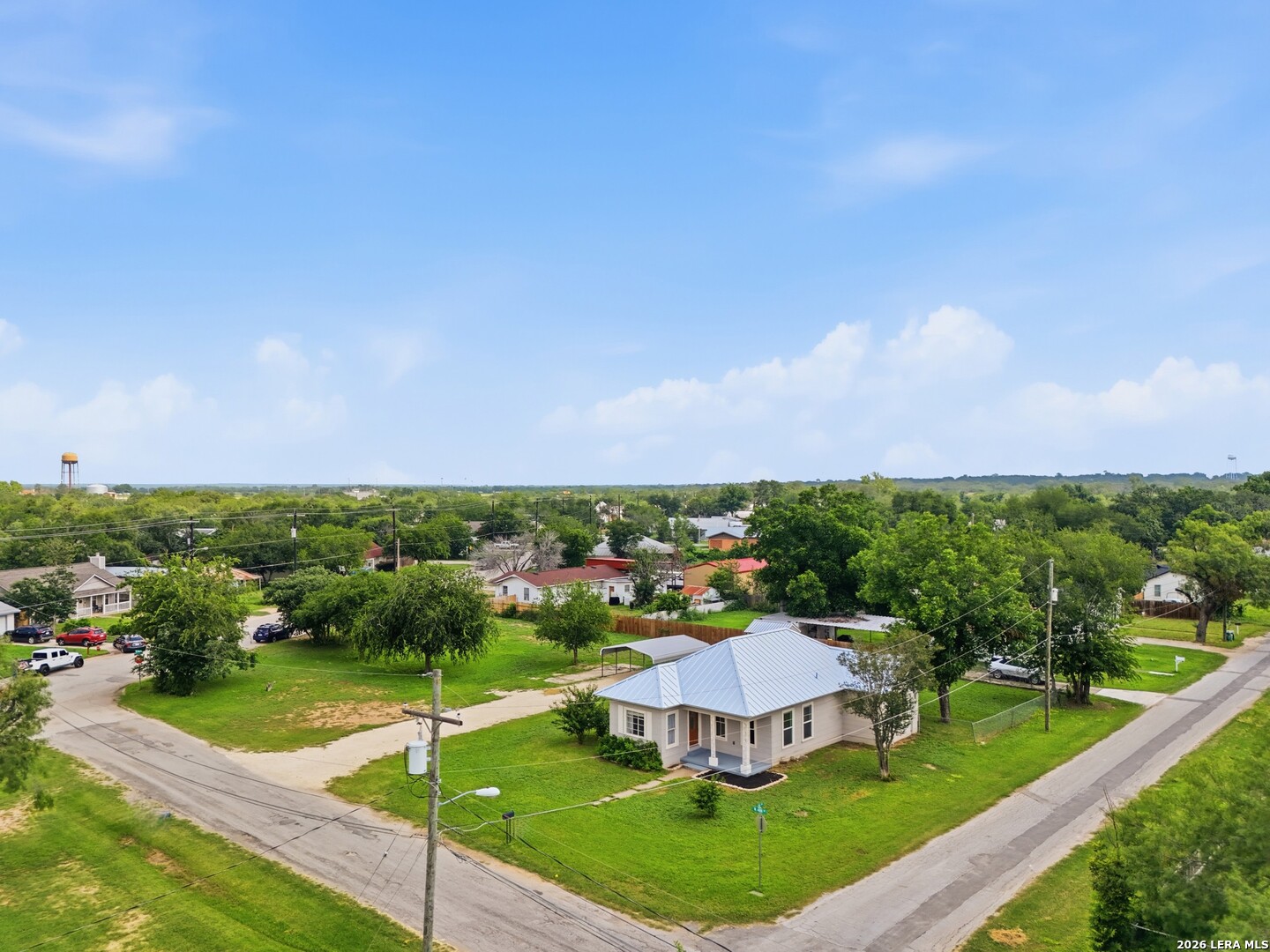 600 W Park Devine TX 78016
