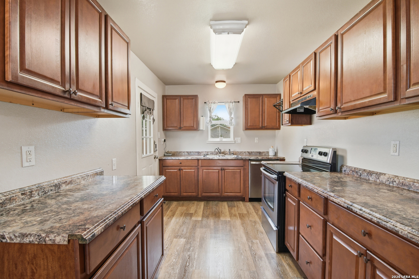600 W Park Devine TX 78016