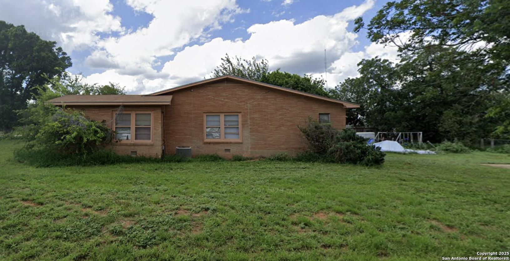 720 S Walnut Street Pearsall TX 78061