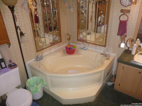 1121 Plum Floresville TX 78114