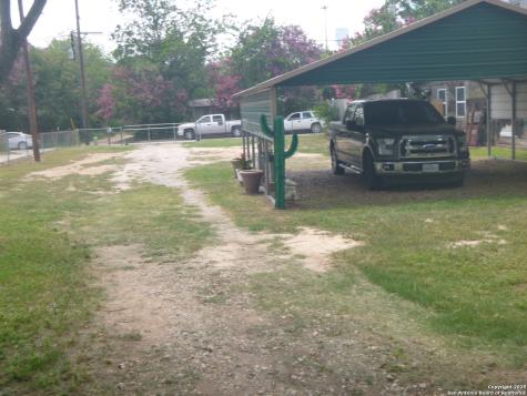 1121 Plum Floresville TX 78114