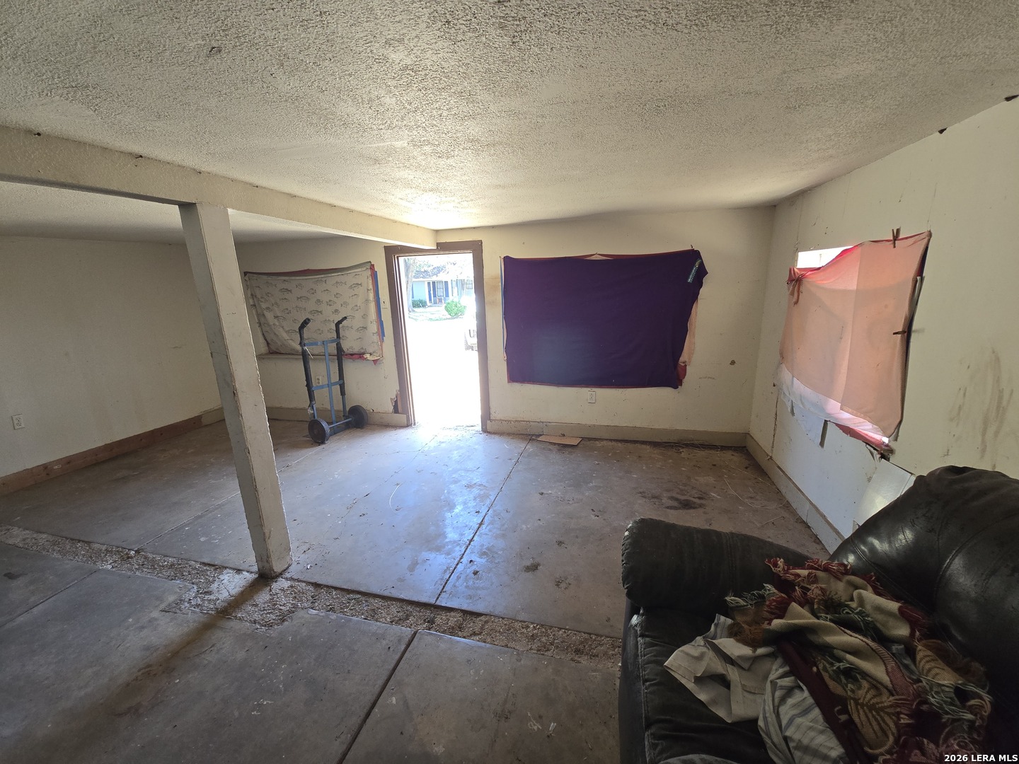 605 E Floresville TX 78114