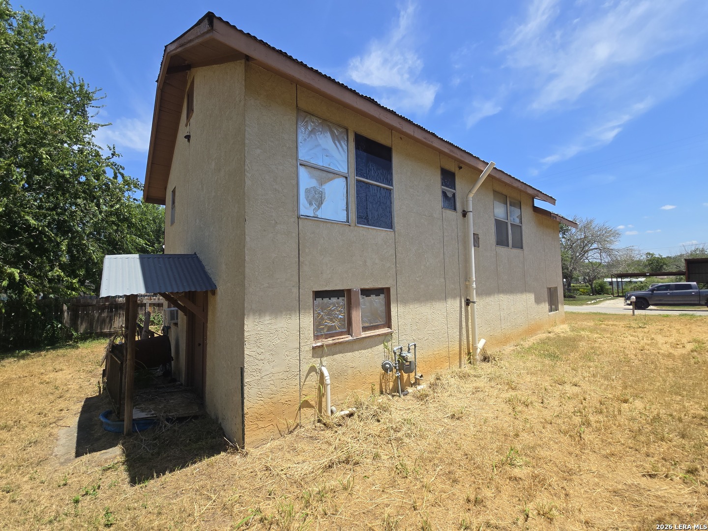 605 E Floresville TX 78114