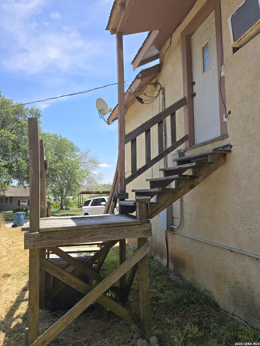 605 E Floresville TX 78114