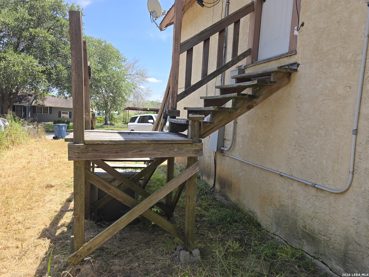 605 E Floresville TX 78114