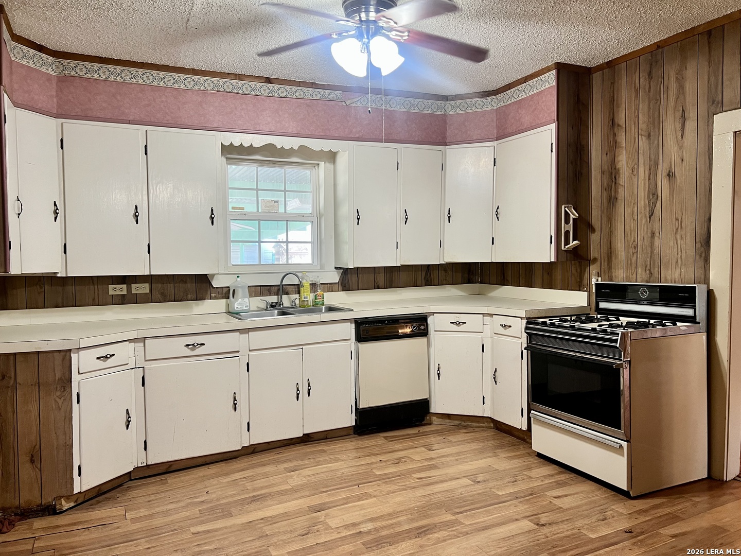 413 4th Poteet TX 78065