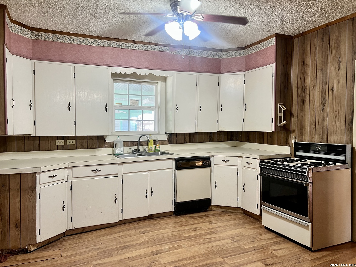 413 4th Poteet TX 78065