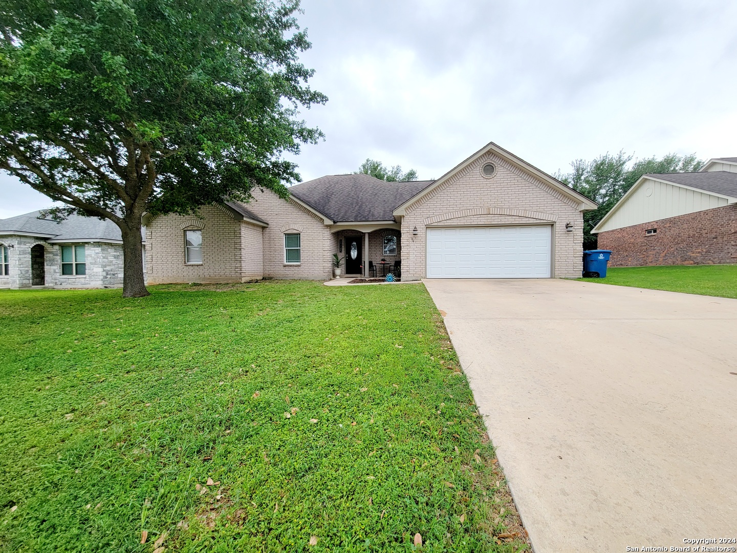 104 Parkcrest Floresville TX 78114