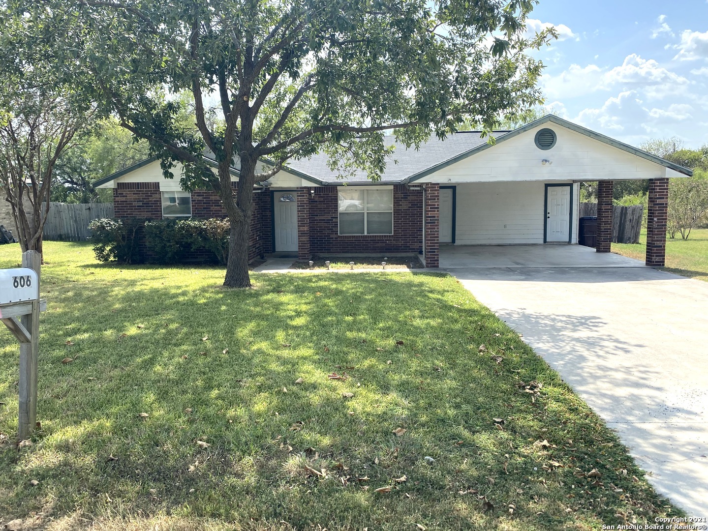 606 Hon Avenue Jourdanton TX 78026