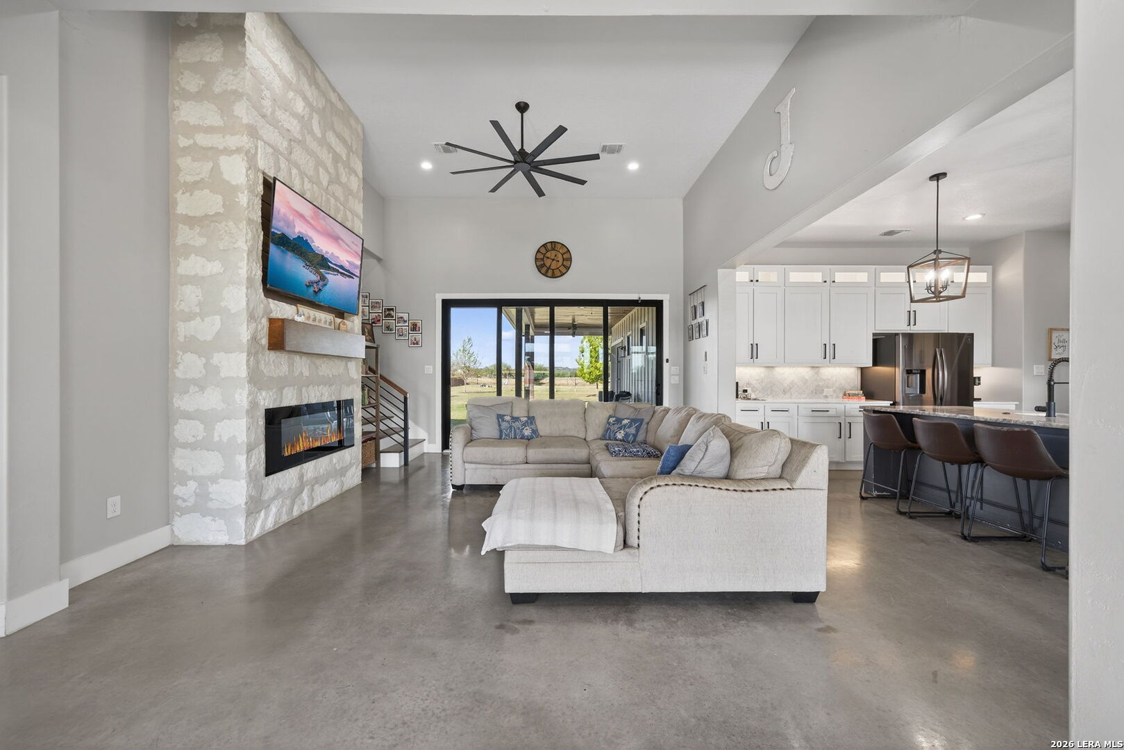 2493 County Road 4713 Lacoste TX 78039