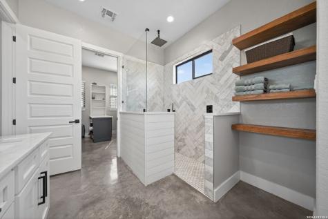 2493 County Road 4713 Lacoste TX 78039