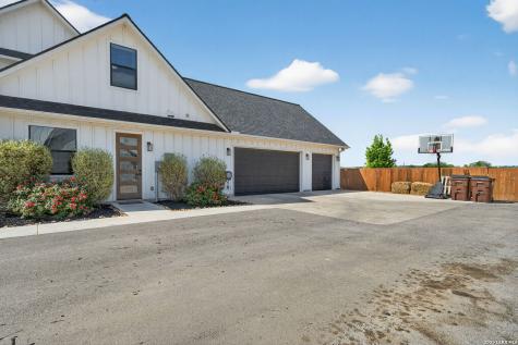 2493 County Road 4713 Lacoste TX 78039