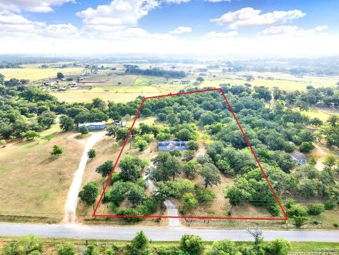 1382 County Road 425 Stockdale TX 78160